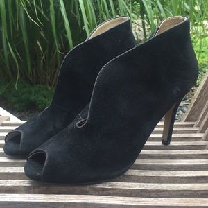 Adrienne Vittadini suede “Grandeur” Booties 🖤